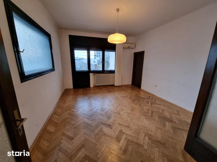 Apartament cu 4 camere în Romană
