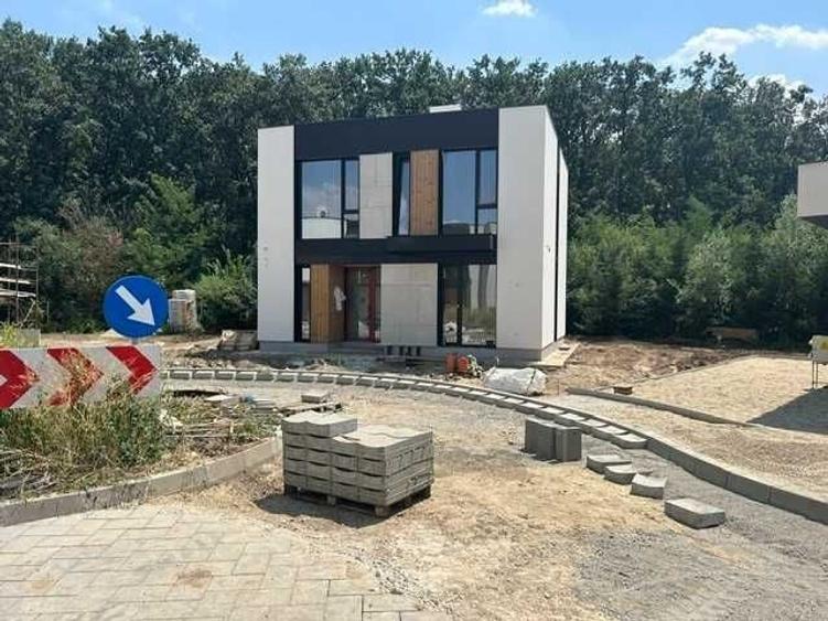 Casă cu 4 camere în Tunari