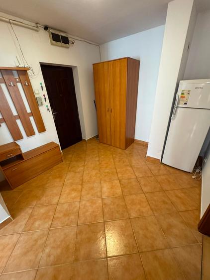 Apartament cu 3 camere semidecomandat în 7 Noiembrie