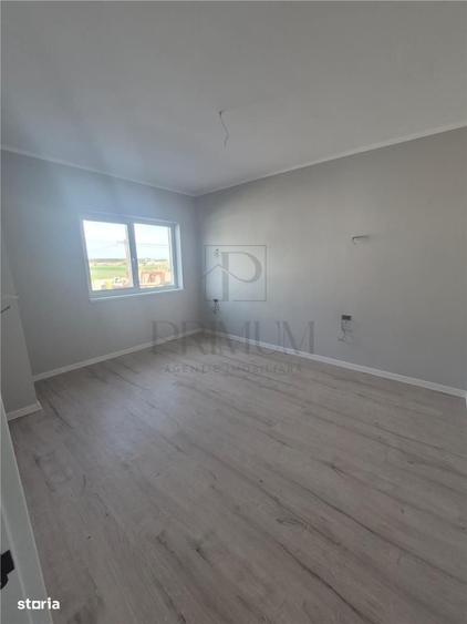 Casă cu 4 camere decomandat în Moșnița Veche