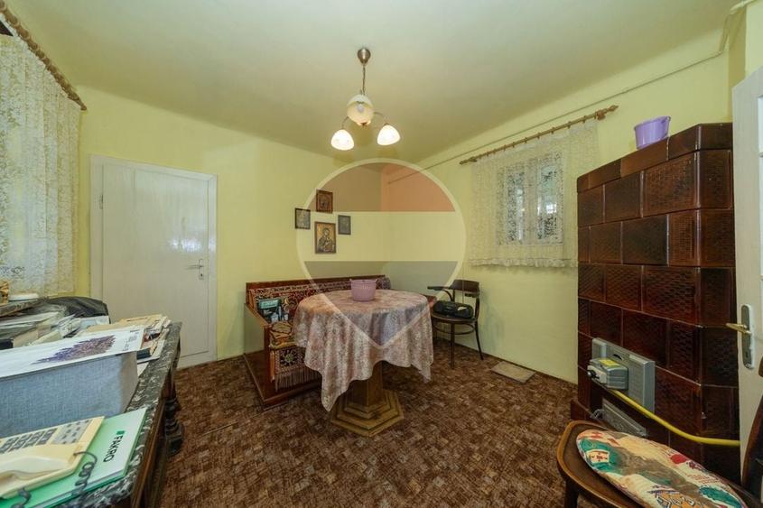 Casă individuală cu 6 camere cu Teren 1900 Mp în Central