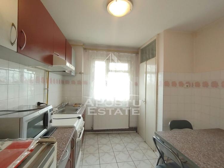 Apartament cu 3 camere semidecomandat, mobilat în Complex Studențesc