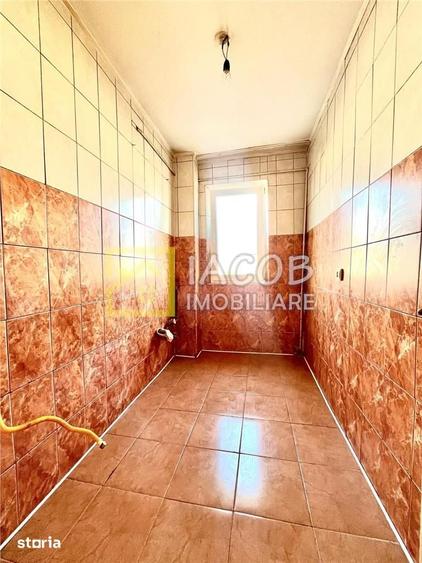 Apartament cu 3 camere semidecomandat în Republicii