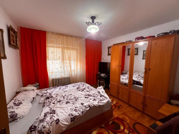Apartament cu 4 camere decomandat, mobilat în Calea Moldovei