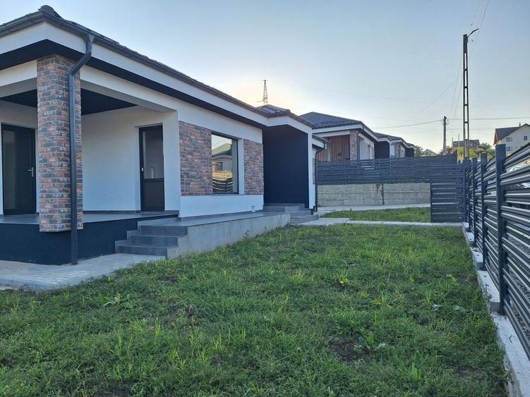 Casă cu 4 camere decomandat în Curtești