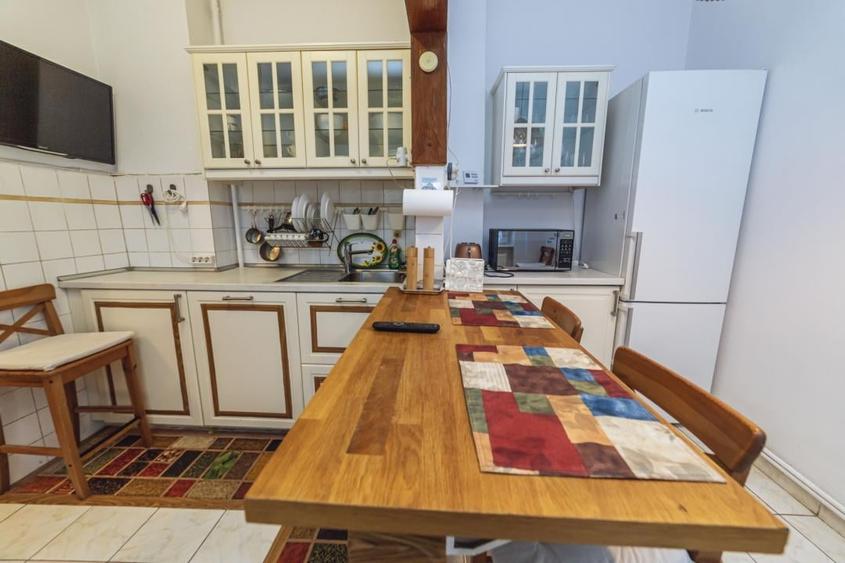 Apartament cu 4 camere decomandat, mobilat în Cișmigiu