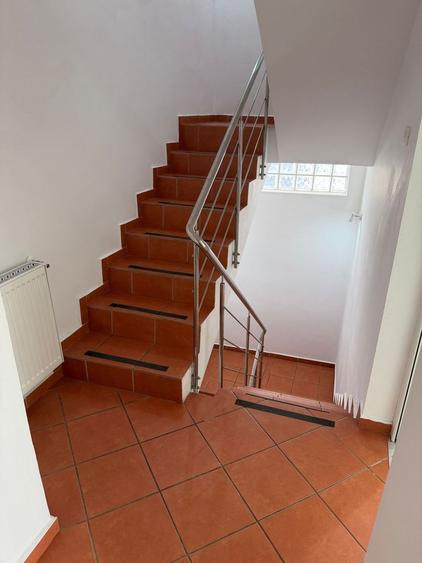 Casă individuală cu 13 camere cu Canalizare în Banu Manta