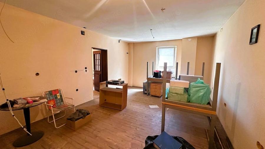 Apartament cu 3 camere decomandat în Orașul de Jos