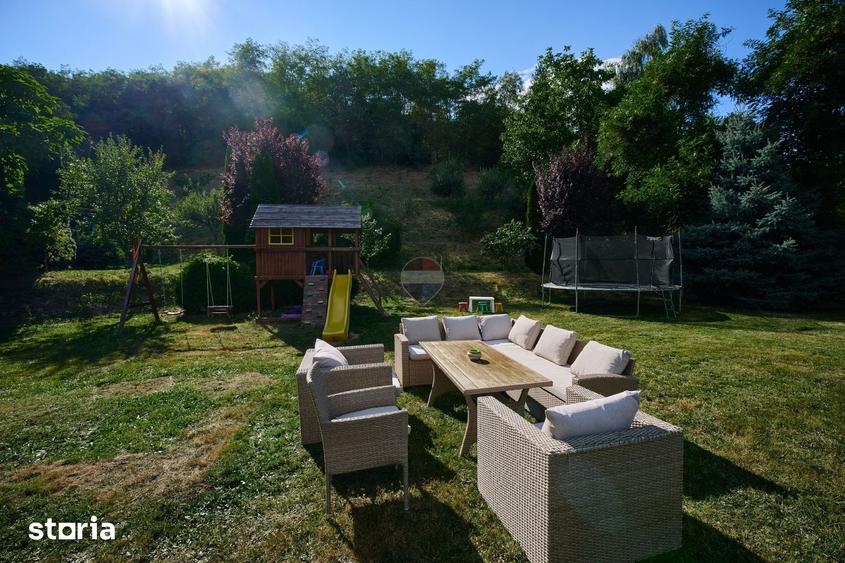 Casă cu 9 camere cu Teren 4800 Mp în Central
