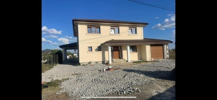 Casă cu 4 camere în Zimandu Nou