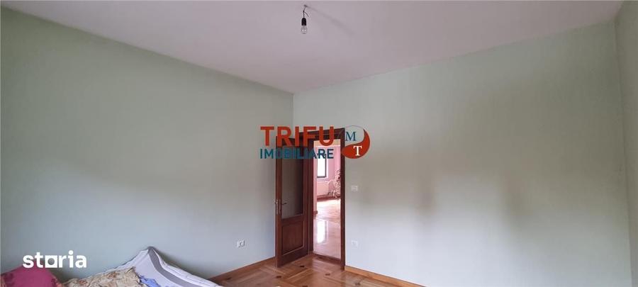Casă cu 10 camere cu Teren 720 Mp în Lipoveni