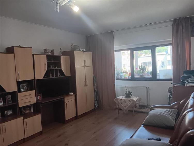 Apartament cu 3 camere decomandat în Păcurari