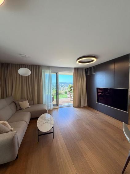 Apartament cu 3 camere semidecomandat, mobilat în Gruia