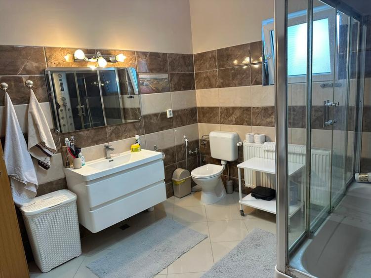Casă individuală cu 7 camere cu Canalizare în Urseni