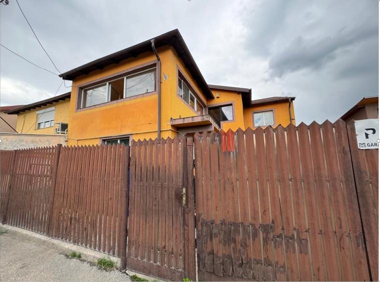 Casă individuală cu 5 camere cu Garaj în B-dul București
