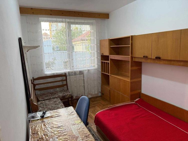 Apartament cu 3 camere semidecomandat în Central