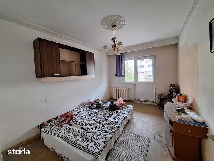 Apartament cu 4 camere decomandat în Mioriței