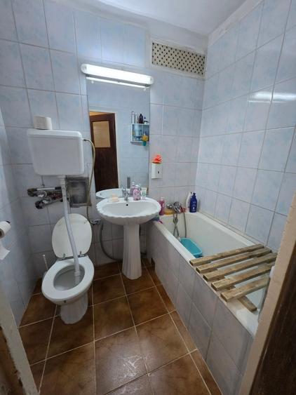 Apartament cu 3 camere decomandat în Titan