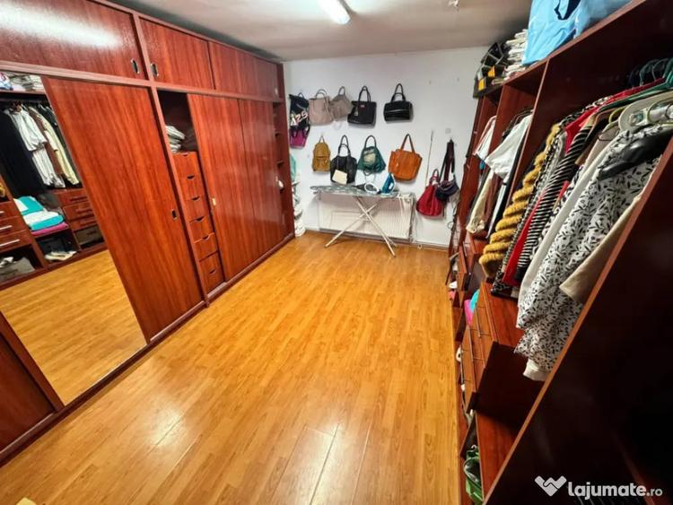 Casă cu 12 camere cu Teren 321 Mp în George Enescu