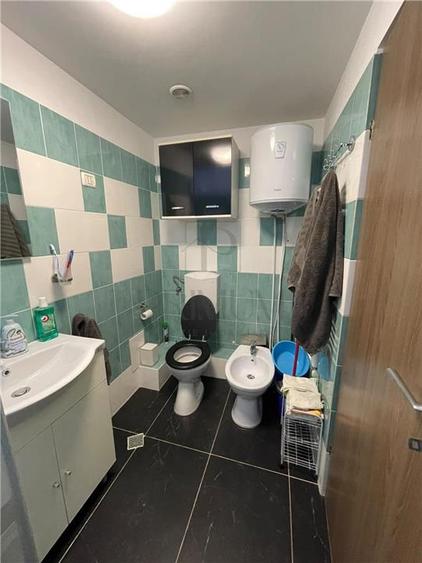Apartament cu 3 camere semidecomandat, mobilat în Semicentral