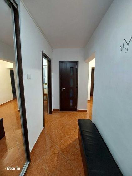 Apartament cu 3 camere decomandat, mobilat în Berceni