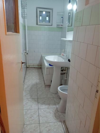Apartament cu 2 camere semidecomandat în Craiovița Nouă