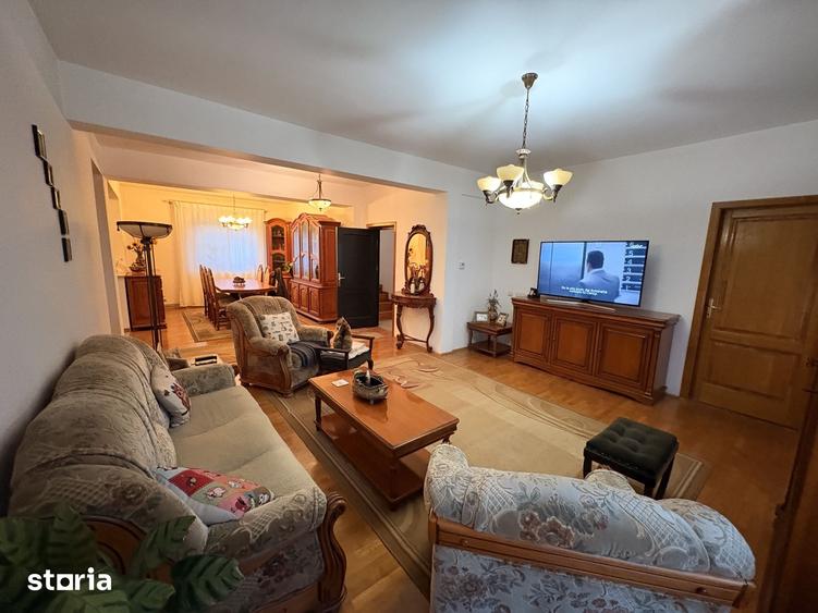 Casă cu 9 camere cu Teren 722 Mp în Străulești