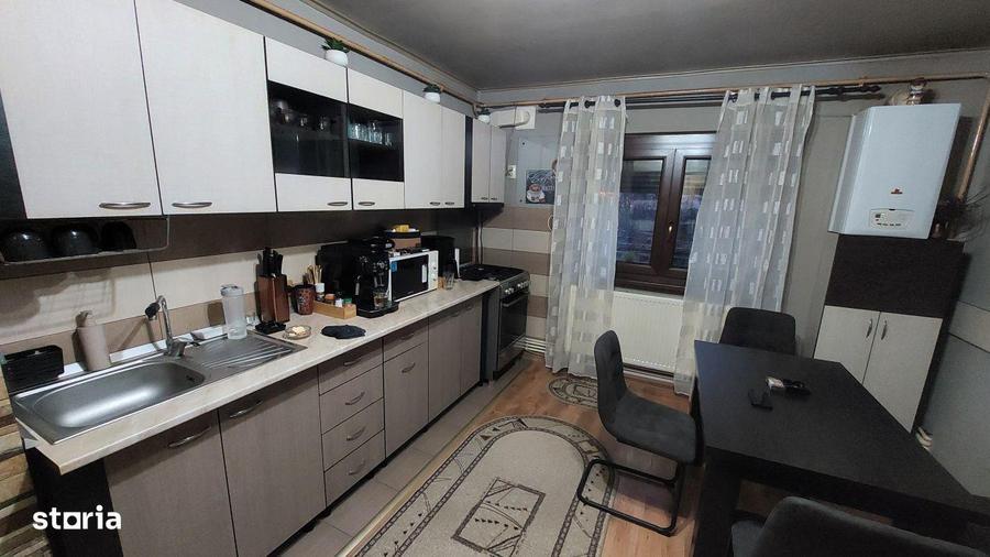 Apartament cu 3 camere decomandat, mobilat în Craiovița Nouă