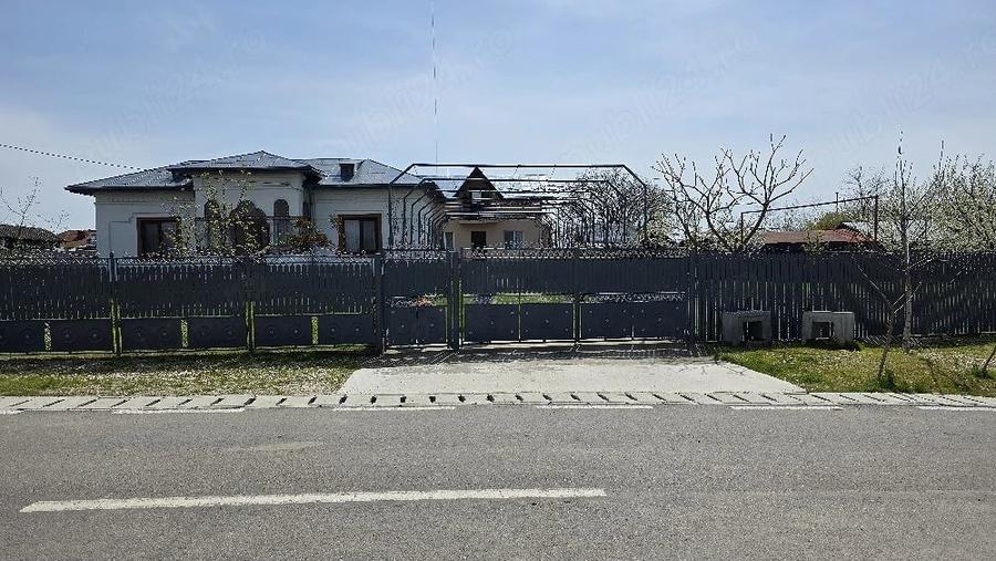 Casă cu 3 camere cu Teren 1350 Mp în Costești