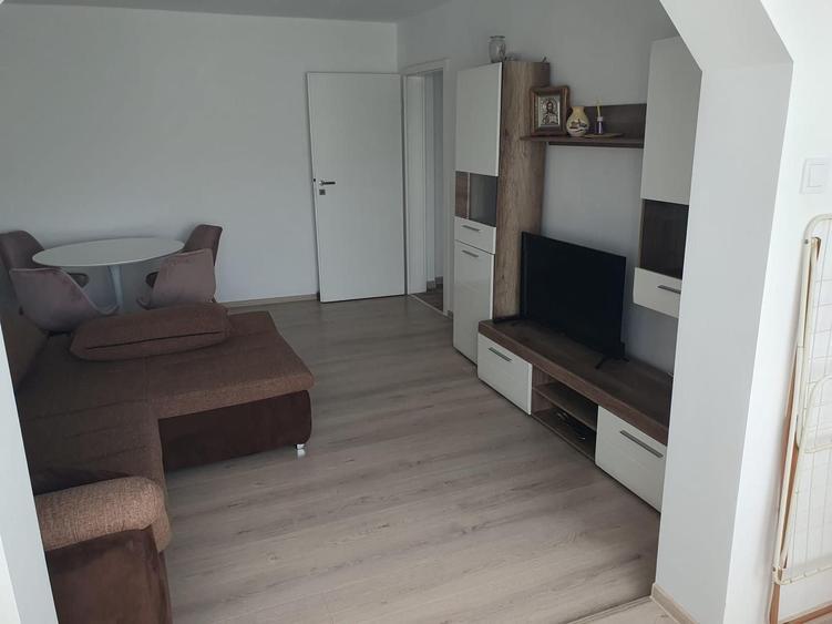 Apartament cu 2 camere decomandat în Tractorul