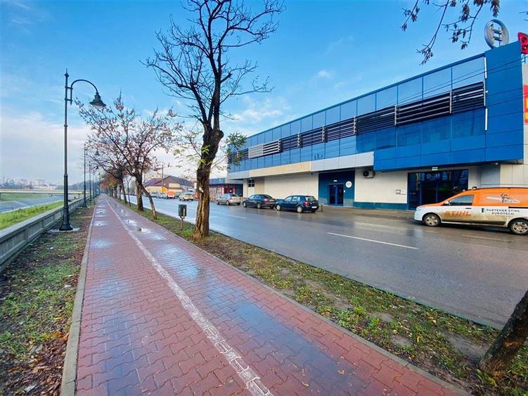Birou, de 880 mp, în Central