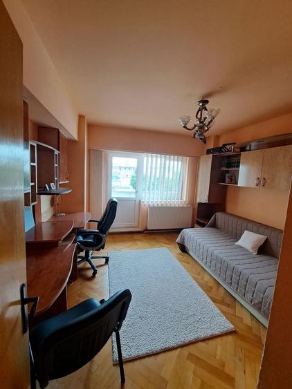 Apartament cu 3 camere decomandat în Micro 11