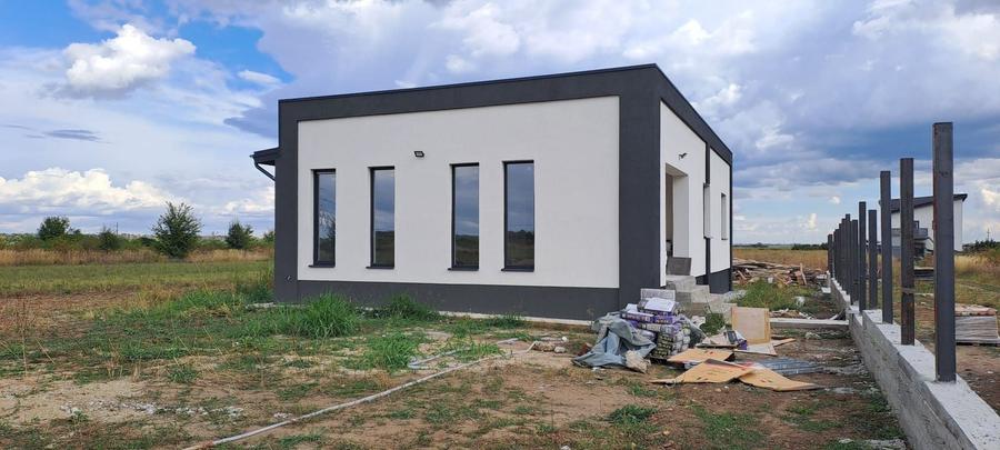 Casă individuală cu 3 camere cu Canalizare în Săbăreni