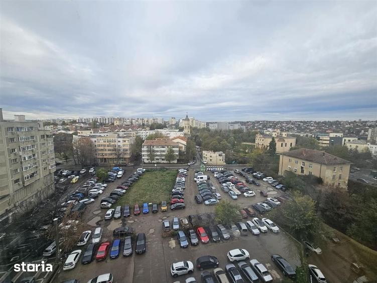 Apartament cu 4 camere decomandat în Hala Centrală