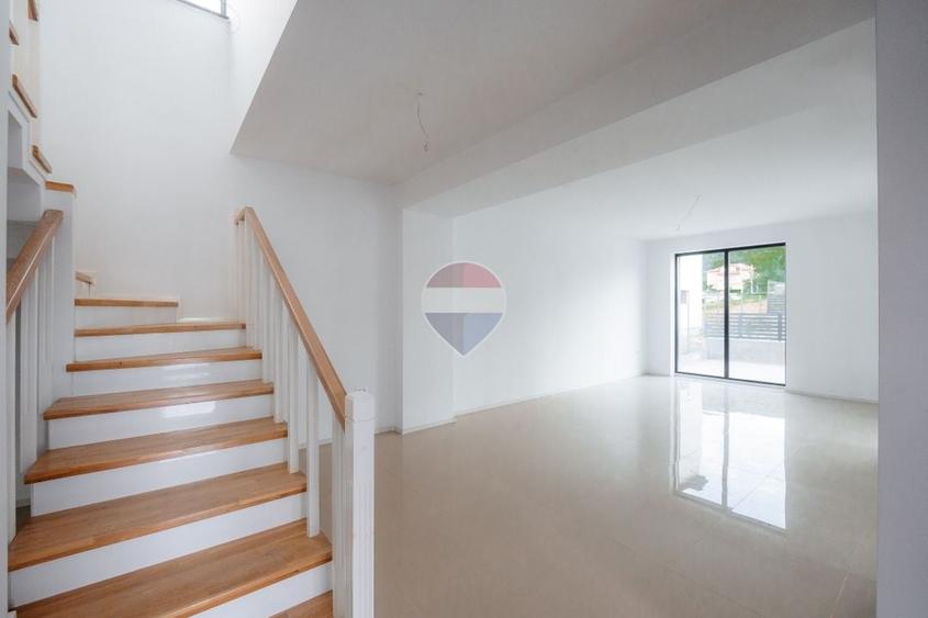 Duplex cu 3 camere cu Teren 181 Mp în Budeasa