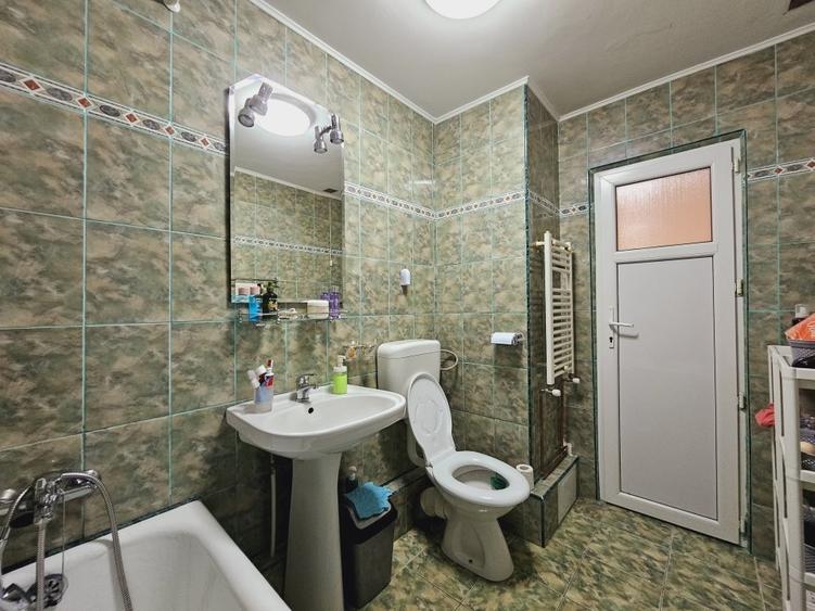 Apartament cu 3 camere semidecomandat, mobilat în Vitan Mall