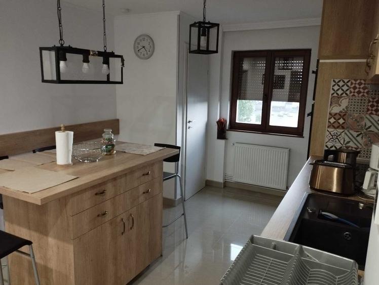 Apartament cu 3 camere semidecomandat în Central