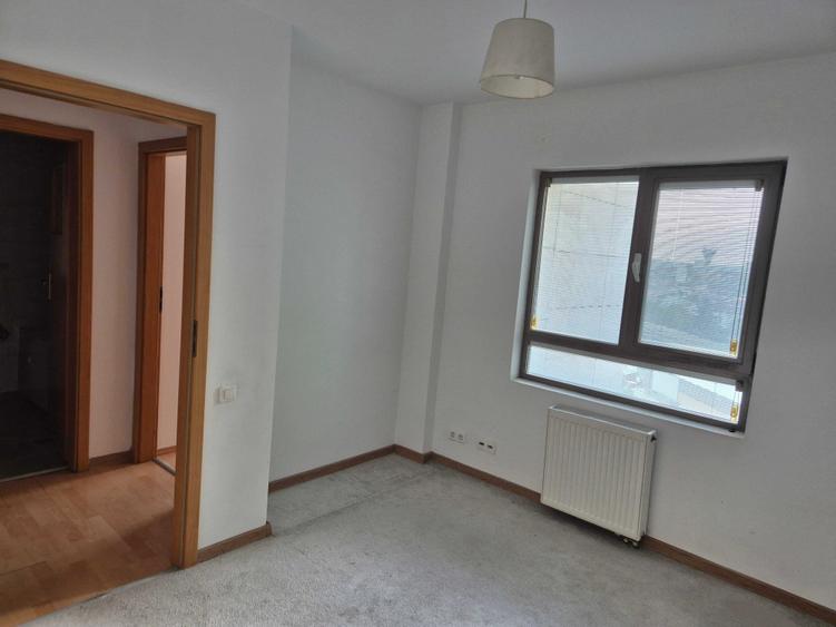 Apartament cu 3 camere semidecomandat în Doamna Ghica