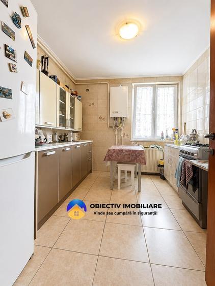 Apartament cu 4 camere decomandat în Precista