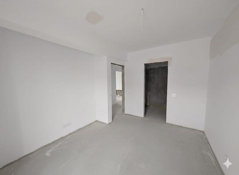Apartament cu 4 camere semidecomandat în Florești