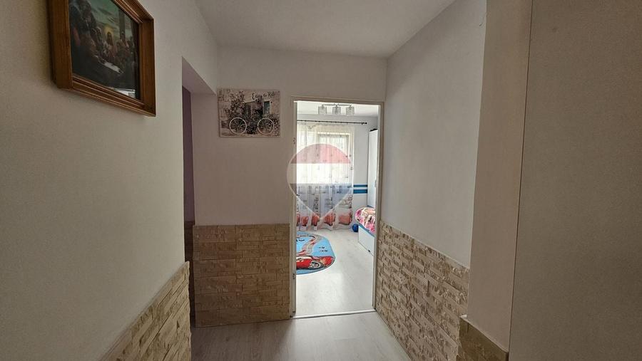 Apartament cu 3 camere semidecomandat, mobilat în Burdujeni