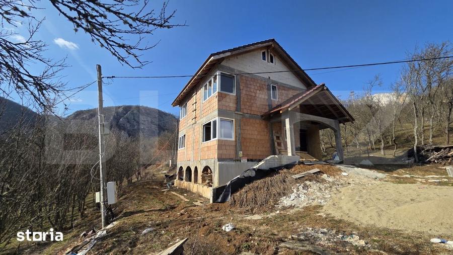Casă cu 8 camere cu Teren 2450 Mp în Almașu Mare