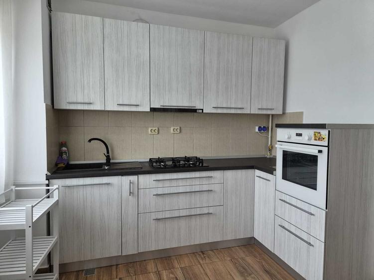 Apartament cu 3 camere decomandat, mobilat în Tătărași