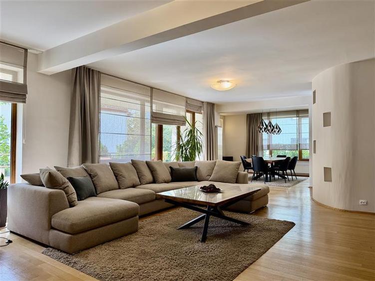 Apartament cu 4 camere semidecomandat, mobilat în Șoseaua Nordului