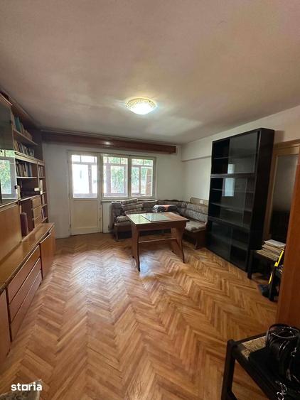 Apartament cu 3 camere semidecomandat în Micro 15