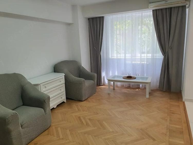 Apartament cu 3 camere semidecomandat în Calea Victoriei