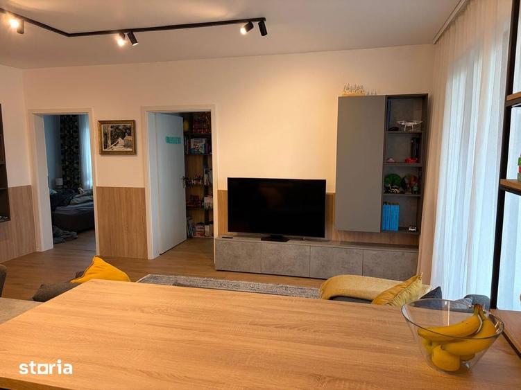 Apartament cu 3 camere semidecomandat în Dâmbul Rotund