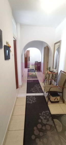 Apartament cu 3 camere decomandat în Tei