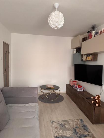 Apartament cu 2 camere semidecomandat în Craiovița Nouă