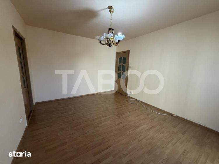 Apartament cu 3 camere semidecomandat în Central